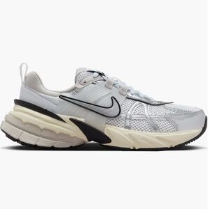Nike White and Black Athletic Shoes with Retro Design